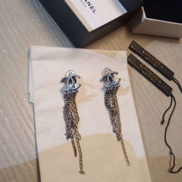 Chanel Clip-on Earrings Gunmetal and Gold Chain Interlocking CC's - Picture 5 of 16